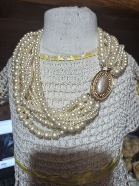 GORGEOUS!! Carolee Multi-Strand Pearl Necklace in Cream with Gold Medallion